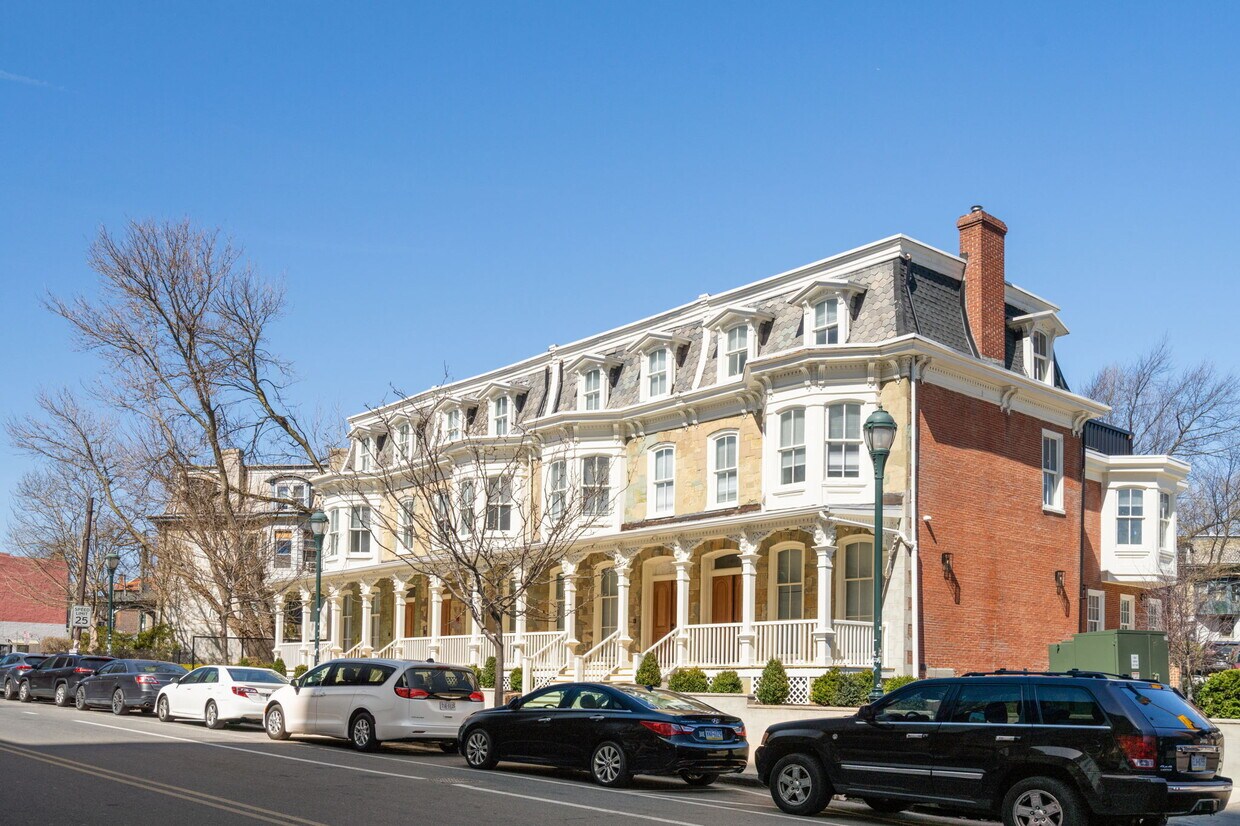 Primary Photo - Serpentine Apartments