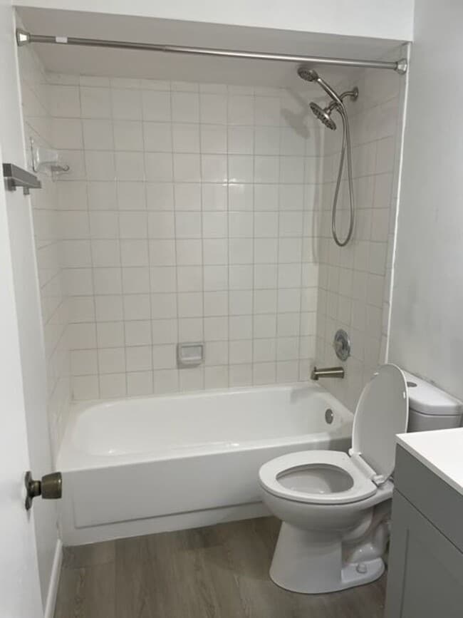 Building Photo - Alahambra Court Condo 2/2-APPLY NOW: www.r...