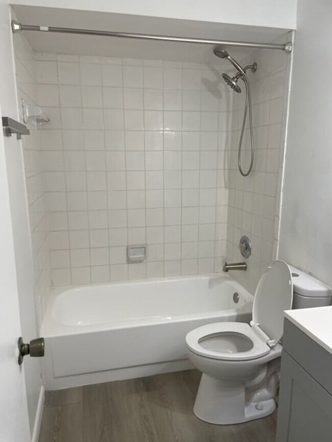 Foto del edificio - Alahambra Court Condo 2/2-APPLY NOW: www.r...