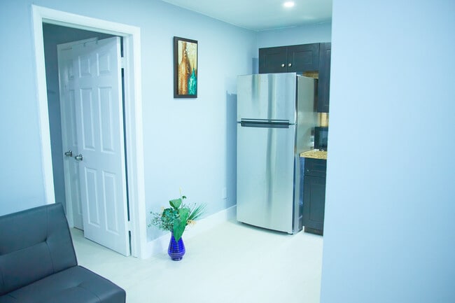Building Photo - 414 N 60th Way