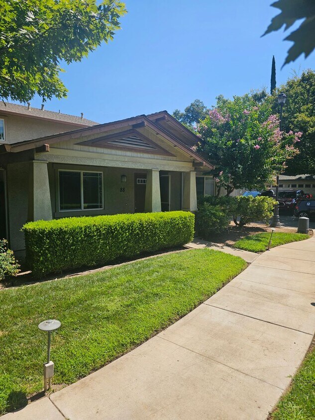 Foto principal - Spacious 3-Bed, 2-Bath Duplex with Private...