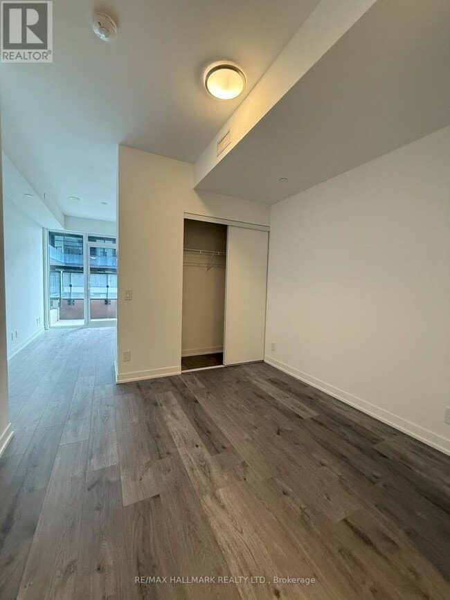 Building Photo - 285-285 Dufferin St
