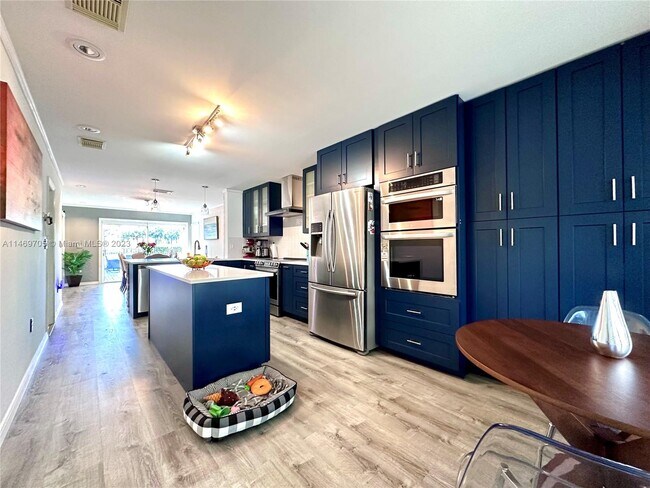 Building Photo - 1110 Queen Palm Ct