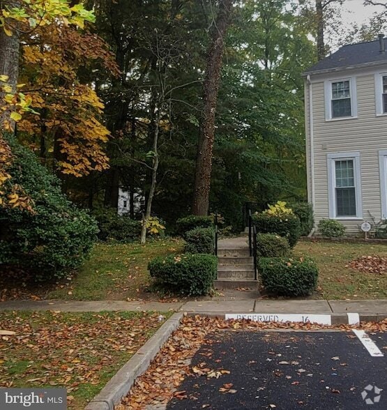 Building Photo - 9446 Cloverdale Ct