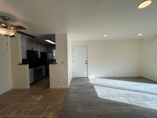 Building Photo - Desirable top floor unit in the peaceful S...