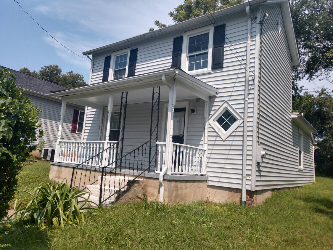 Primary Photo - Two-Bedroom Single Family Home in Downtown...