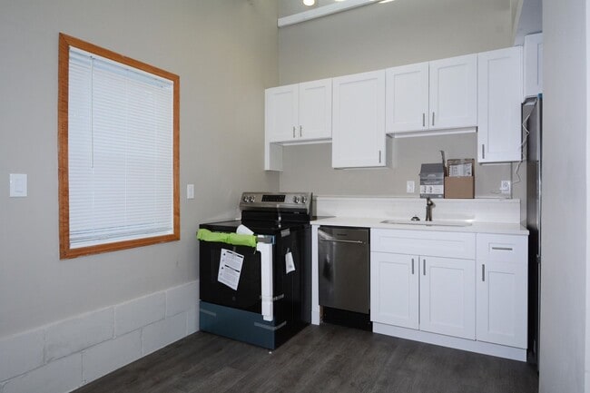 Building Photo - 814 Grand Ave