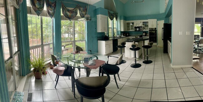 Foto del edificio - 8900 Duchess Way