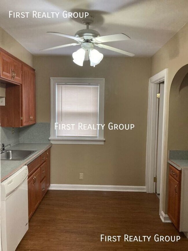Building Photo - 2 Bedroom, 1 bath Single Family Home, Move...