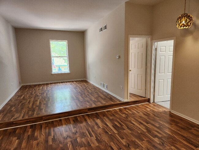 Building Photo - 903 Main St