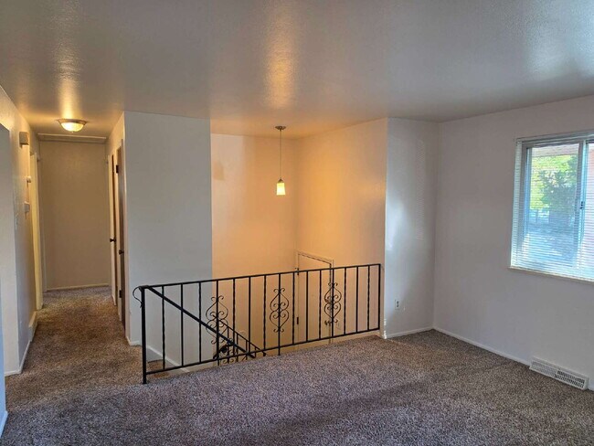 Building Photo - "Charming 3-Bed Retreat with Finished Basement & Cozy Fireplace in Aurora!"