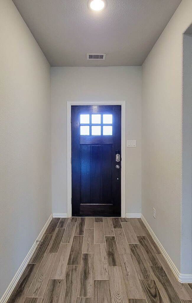 Foto del edificio - Quiet Cul De Sac! Tray Ceiling in Family & Primary suite. Wood Like Tile, Modern Gray Walls, Grea...