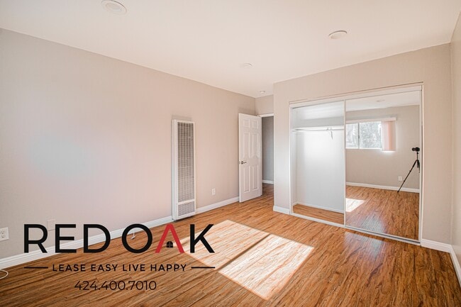 Foto del edificio - 6819 Laurel Canyon Blvd