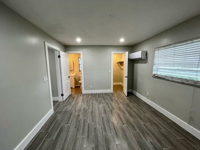 Building Photo - 740 Himmarshee St