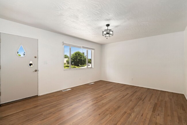 Foto del edificio - 1007 Redwood Dr