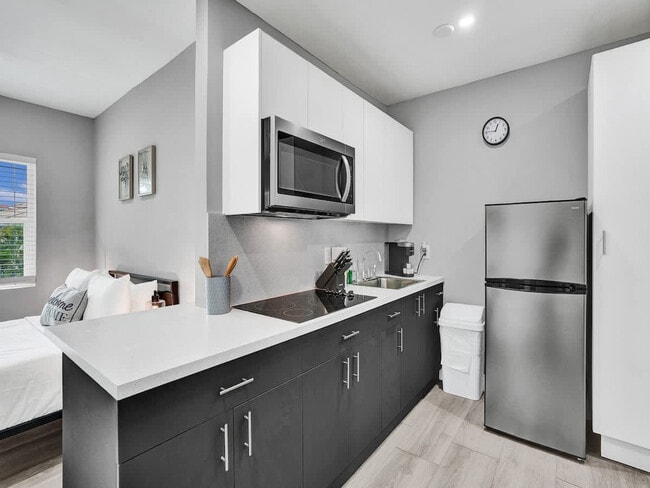 Building Photo - 906 N Riverside Dr