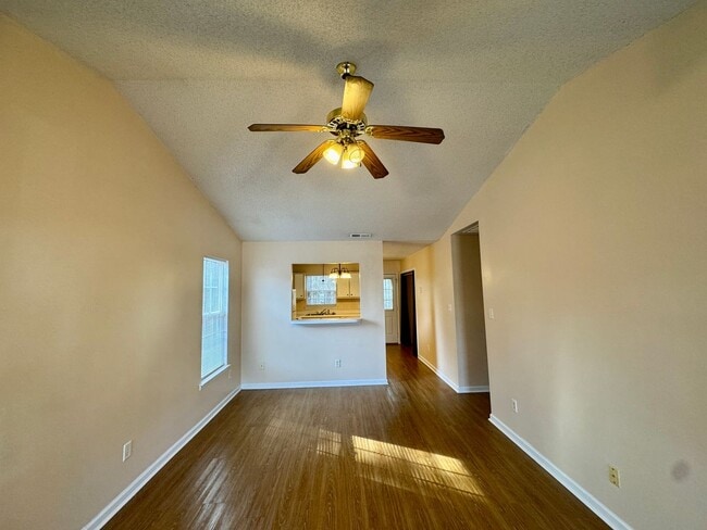 Building Photo - Adorable Duplex- End Unit on Cul-de-Sac