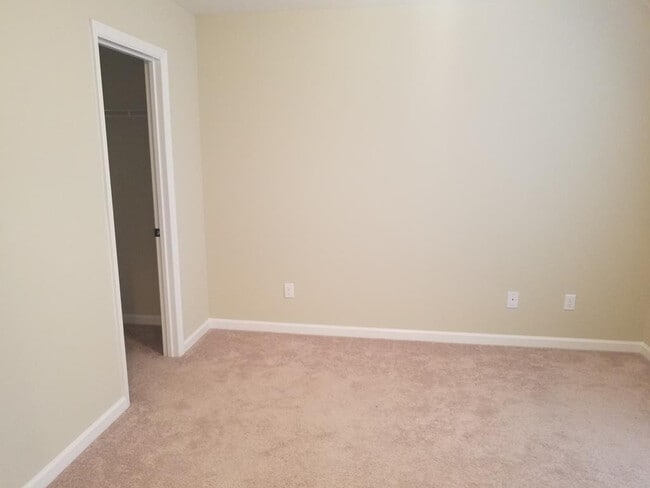 Building Photo - 423 Tarsel Ct