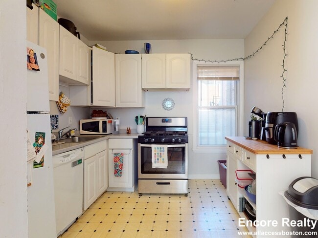 Building Photo - 32 S Huntington Ave