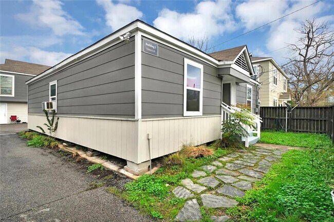 Building Photo - 5327 Bell St