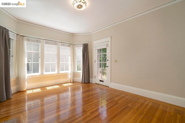 Foto del edificio - 828 Warfield Ave