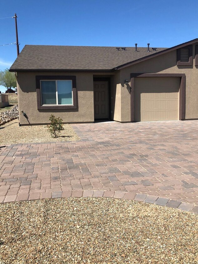 Foto principal - 5880 N Robert Rd