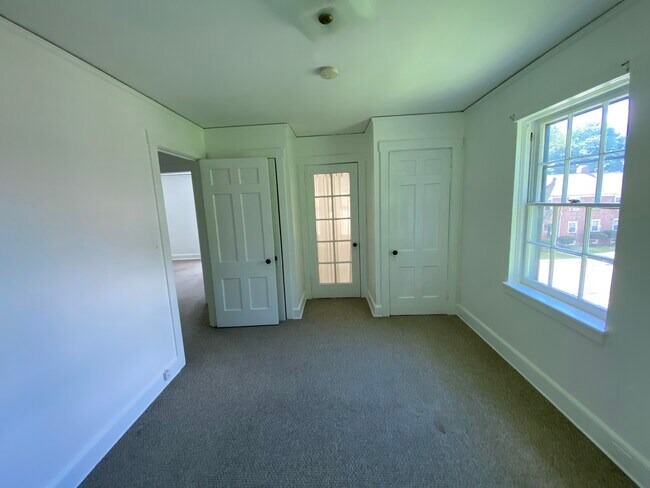 Bedroom - view #1 - 16 Farrell St