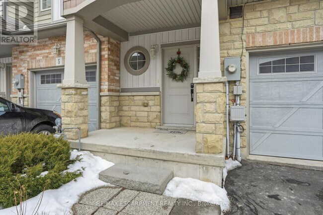 Building Photo - 7 Lakelawn Rd