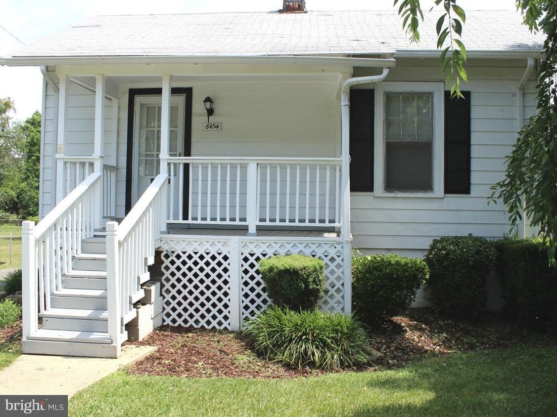 Lovely Cottage with Detached 2-Car Garage - Lovely Cottage with Detached 2-Car Garage