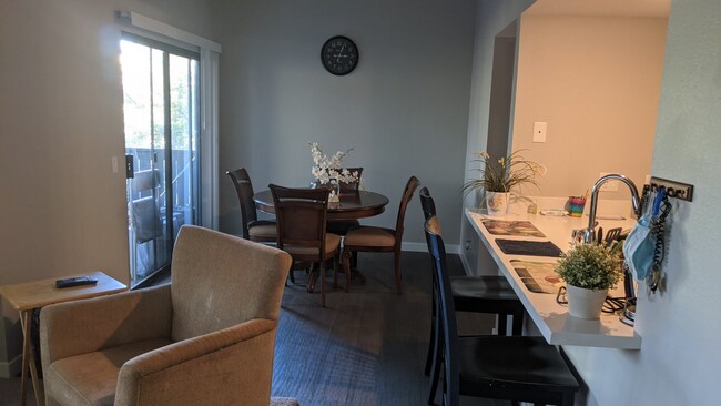 DINING SPACE PLUS KITCHEN COUNTER - 1824 Firethorne Plz