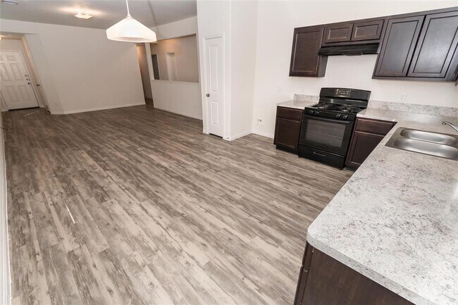 Foto del edificio - 5807 Kyle Cove Dr