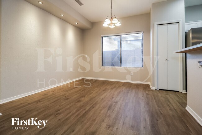 Foto del edificio - 601 W Elm Ln