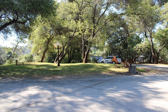 Foto del edificio - 677 Hoppe Ln