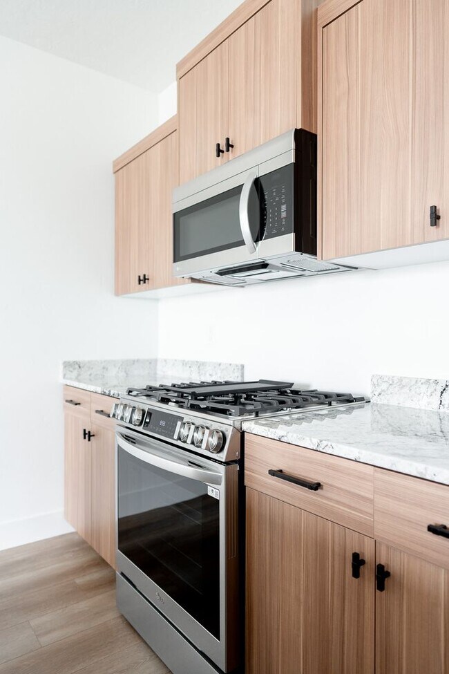 Foto del edificio - Row Home with 1 car garage 2 bed, 2.5 bath