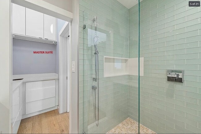 Suite principal $1600/mes Baño privado - 240 pies cuadrados - 944 Bruno St