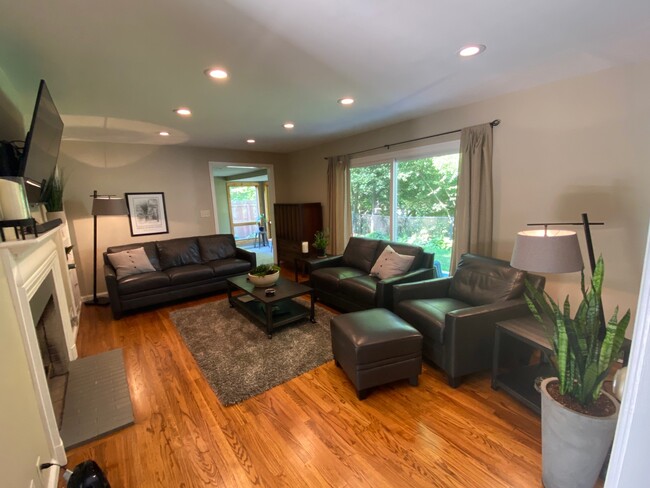 Living Room with Floor Floors - 1123 N Niles Ave