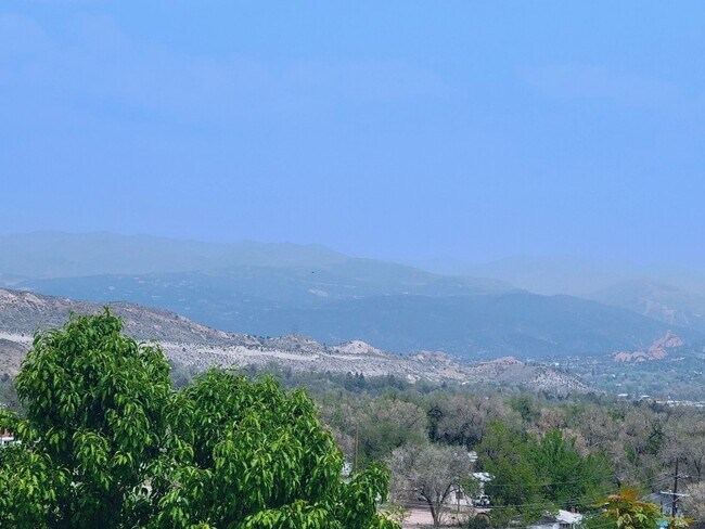 Foto del edificio - Immaculate 4-bedroom house in gated commun...