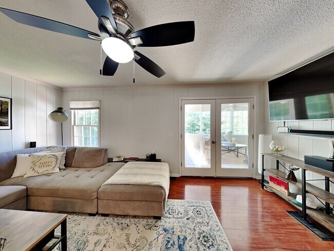 Building Photo - 456 Mark Ave