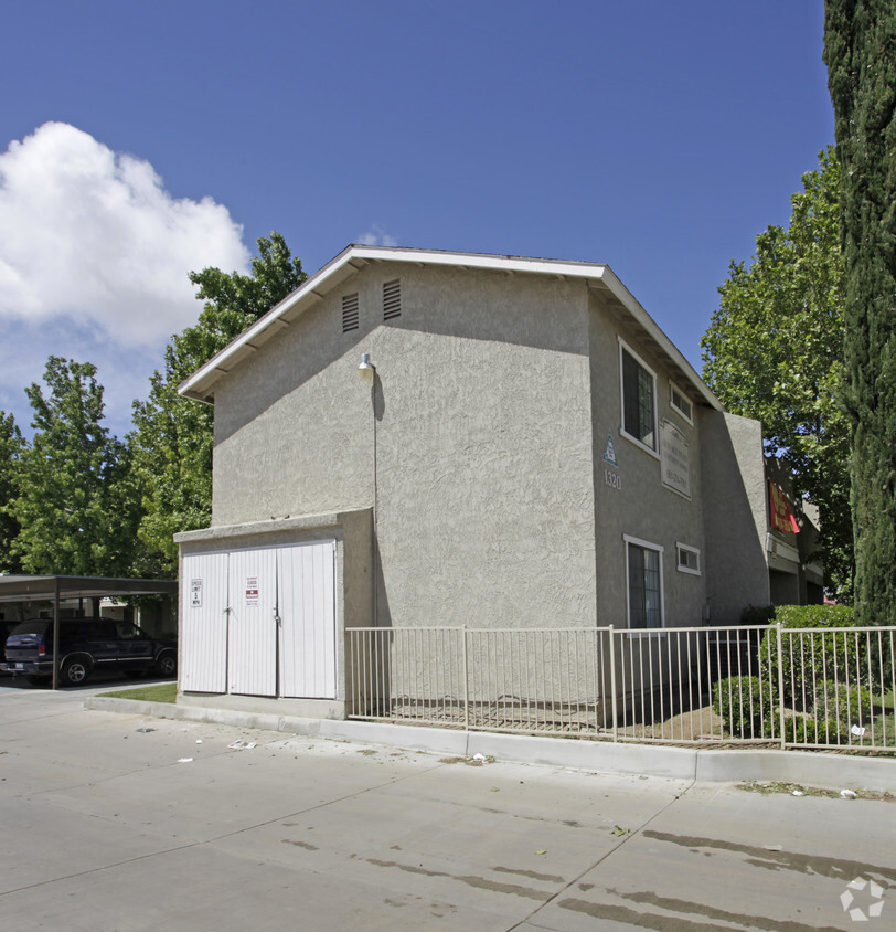 Primary Photo - Iron Mountain Apartments