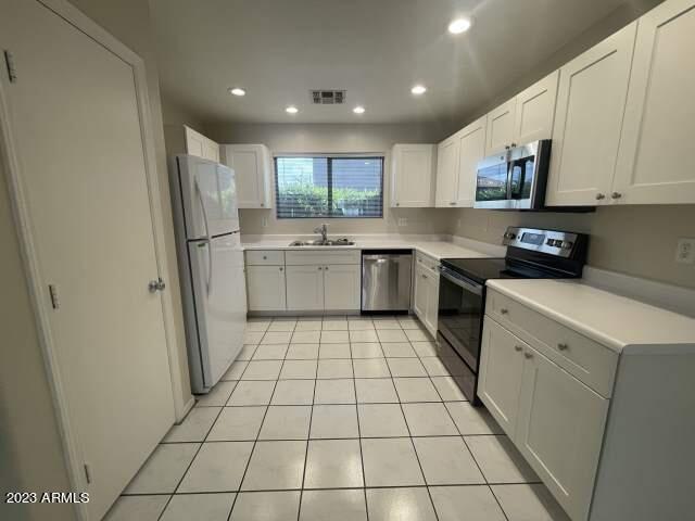 Building Photo - 360 W Aloe Pl