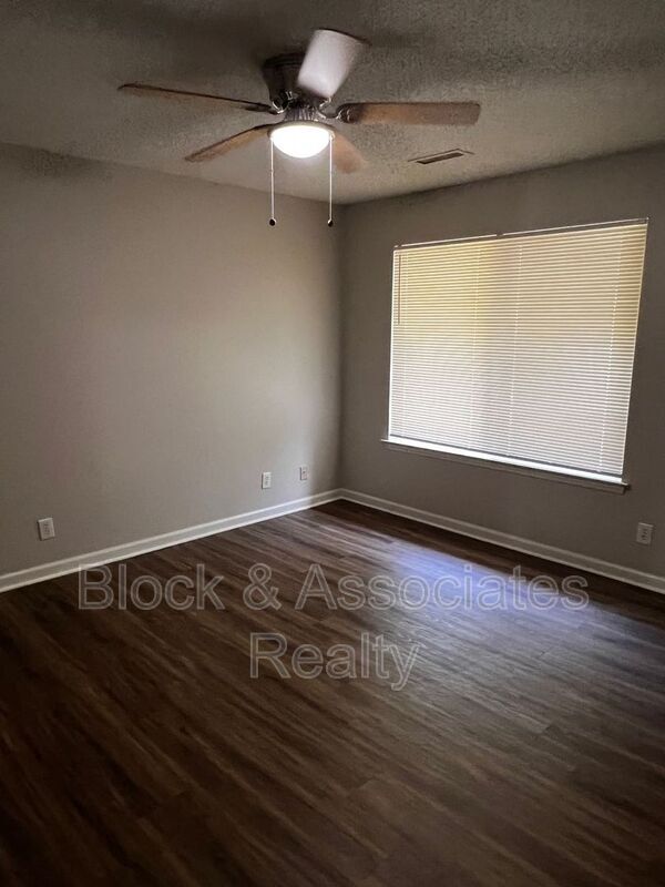 Foto del edificio - 718 Westbrook Ct