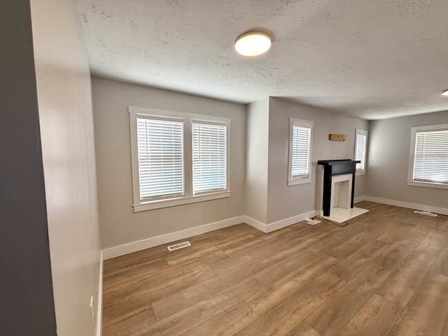 Building Photo - 1102 E Mt Vernon St