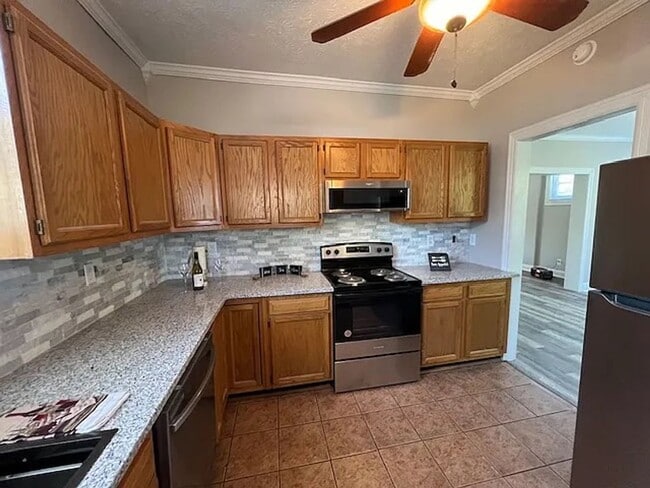 Building Photo - 2 Bedroom 1.5 Bath for rent in College Hill!