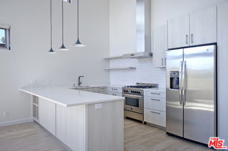 Building Photo - 806 6th Ave