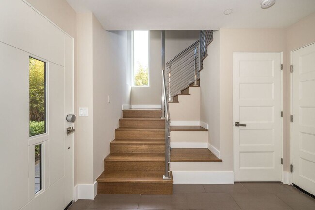 Foto del edificio - 13 Year "Young" 3 Bed, 3 Bath Contemporary Home- Steps to University Ave!