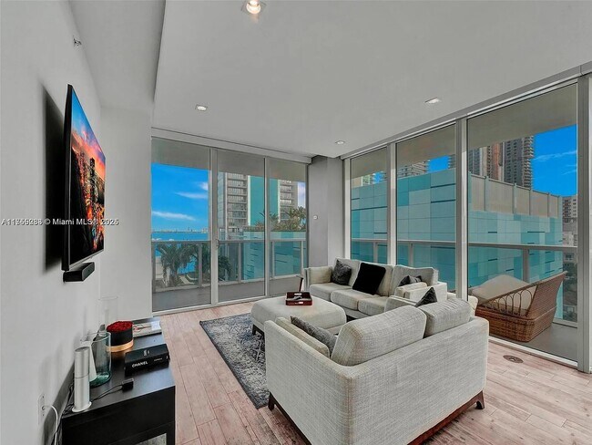 Foto del edificio - 600 NE 27th St