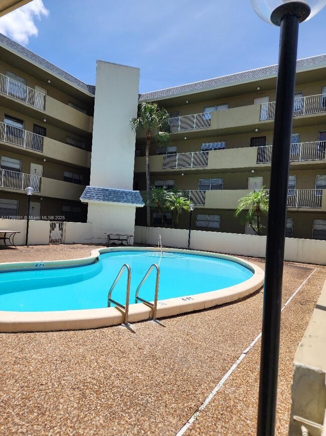 Foto del edificio - 3120 N Pine Island Rd