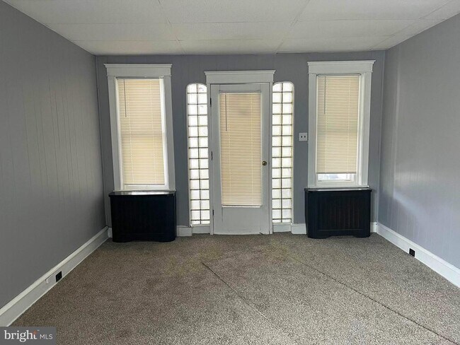 Building Photo - 912 Morton St