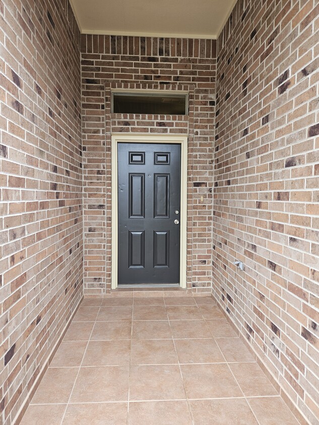 Tiled front porch - 2108 Treasure Oaks Dr