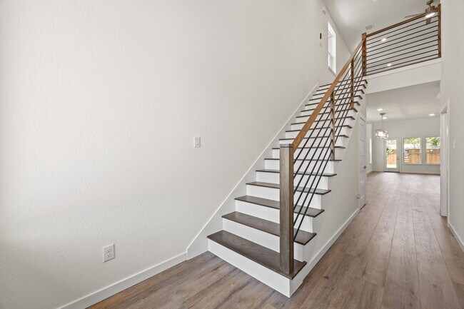 Building Photo - 220 E Park Dr